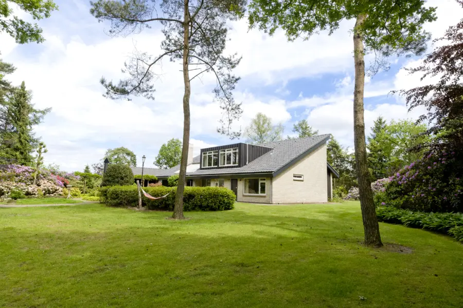 Bosvilla met tuin en hangmat