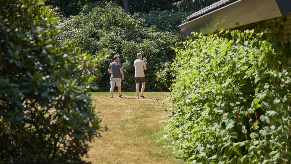 Ter Spegelt Bos Villa tuin vader opa baby wandelen HR