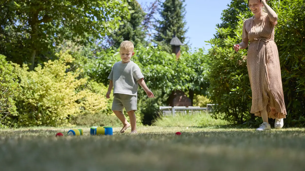 Ter Spegelt Bos Villa tuin moeder zoon spelen HR