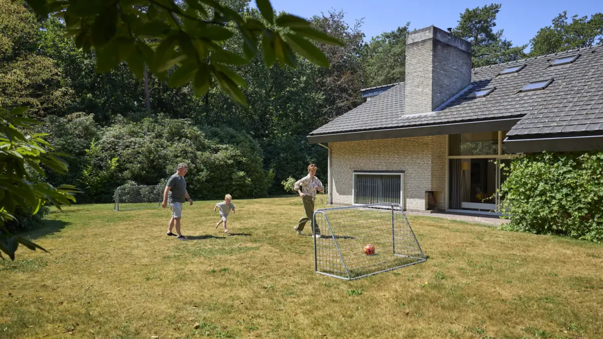 Ter Spegelt Bos Villa tuin opa oma zoon voetballen HR