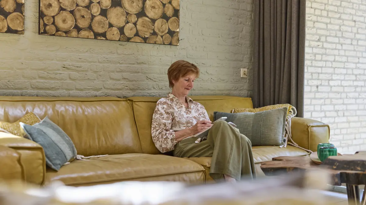 Ter Spegelt Bos Villa woonkamer oma lezen LR