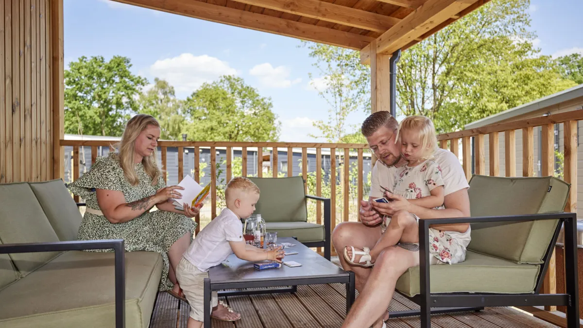 Ter Spegelt Chalet53 gezin loungebank terras HR bijgesneden