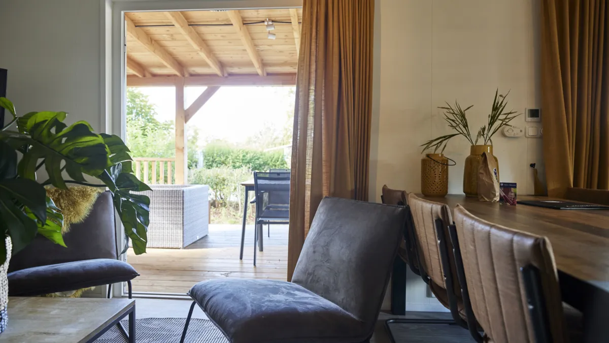 Ter Spegelt doorkijk woonkamer buiten Chalet HR