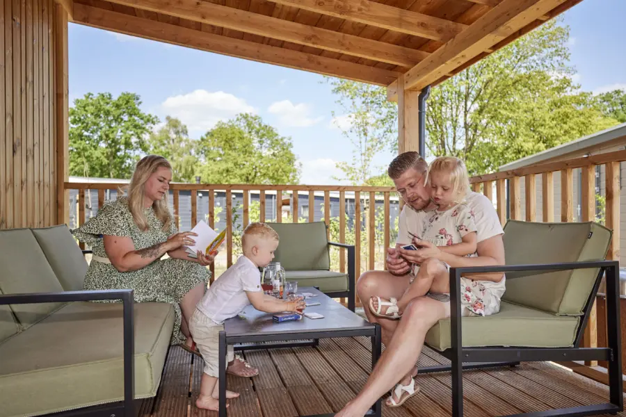 TerSpegelt Chalet53 gezin loungebank terras
