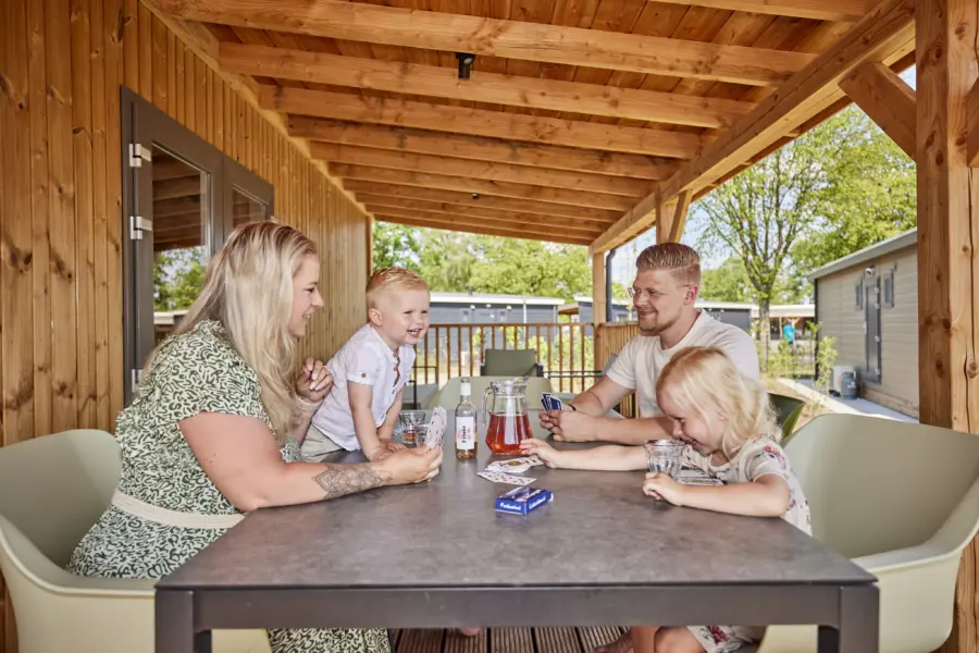 TerSpegelt Chalet53 gezin aan het kaarten