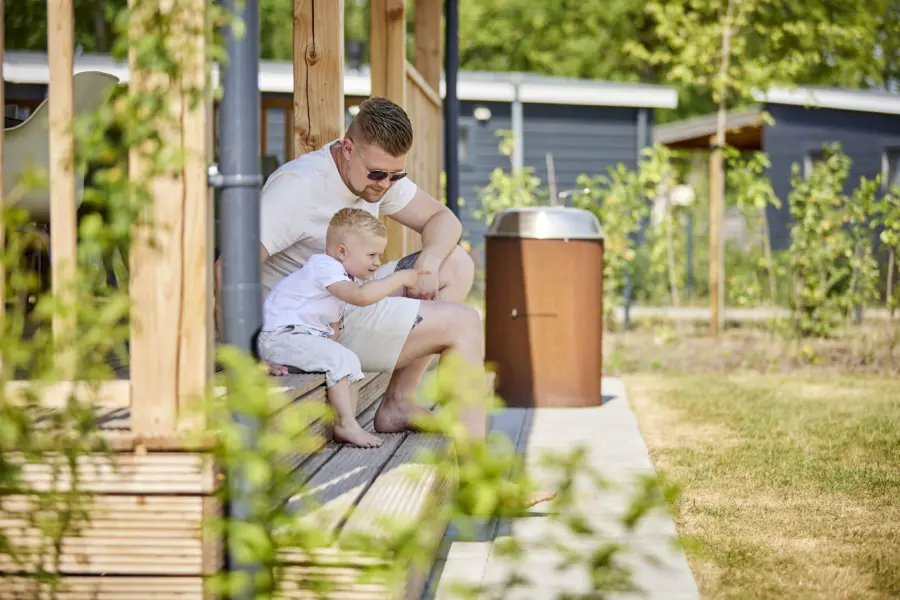 Ter Spegelt Chalet53 vader en zoon terras HR