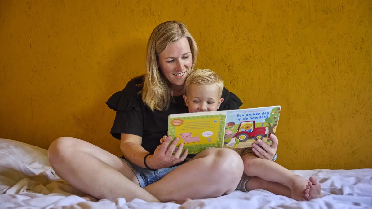 Ter Spegelt Chalet veld44 moeder zoon bed lezen LR