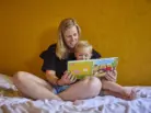 Ter Spegelt Chalet veld44 moeder zoon bed lezen LR