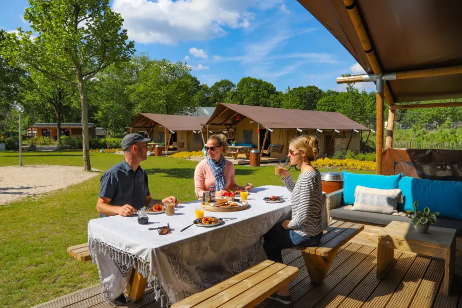 TerSpegelt FunLodge ontbijt gezin