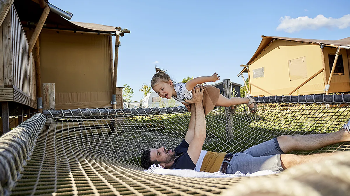Ter Spegelt vader met dochter in hanget LR
