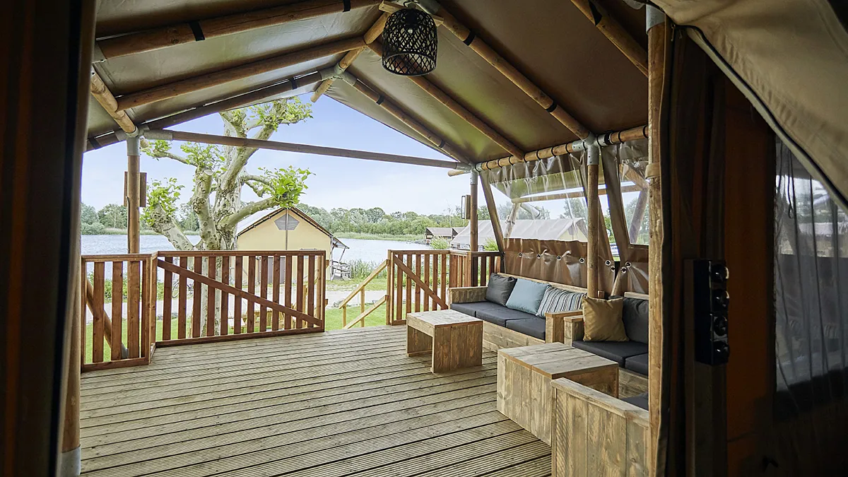 Ter Spegelt veranda Glamping Lodge LR
