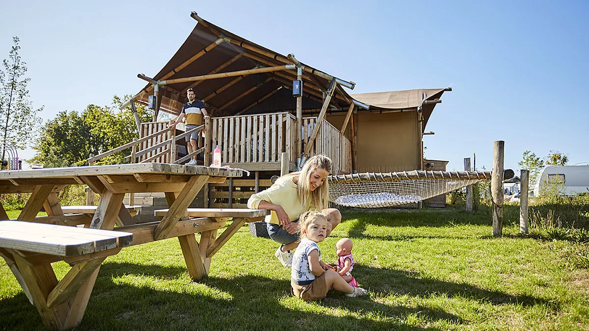 Ter Spegelt Glampinglodge buitenkant LR