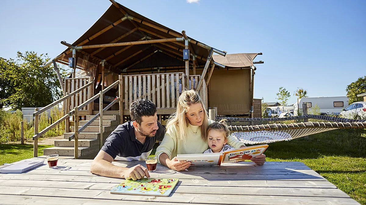 Ter Spegelt Glampinglodge picknicktafel LR