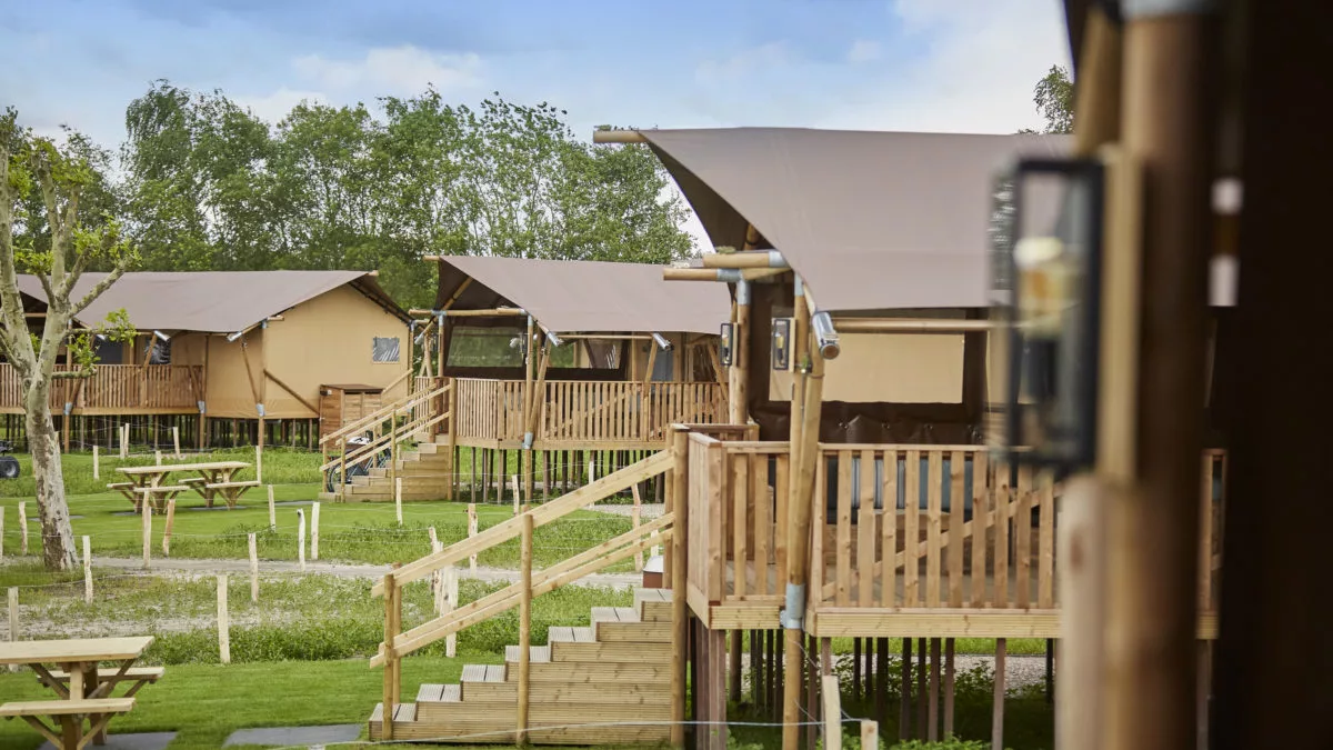 Ter Spegelt zijaanzicht Glamping Lodge HR