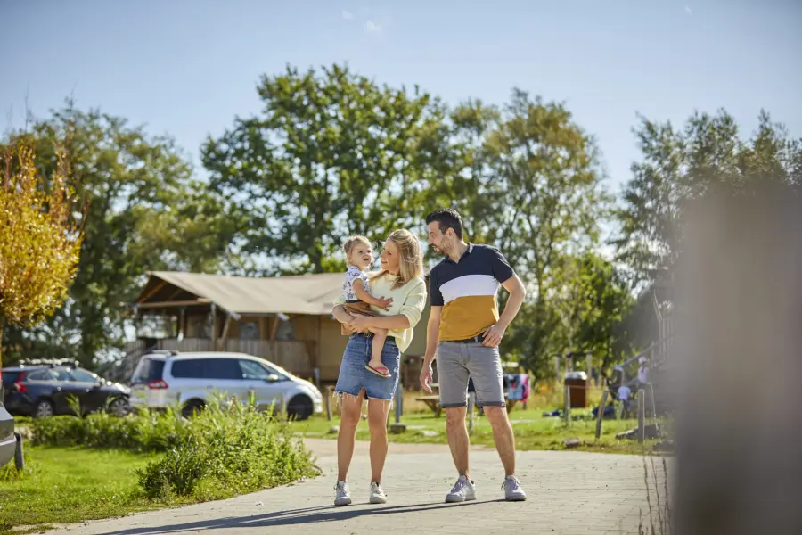 Ter Spegelt Gezin buiten bij Glamping Lodge HR
