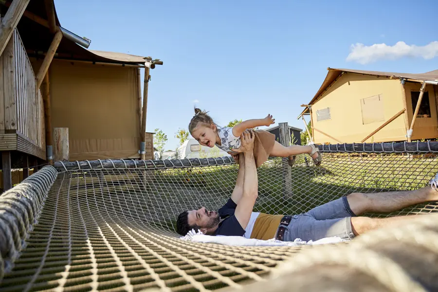 TerSpegelt vader met dochter in hanget