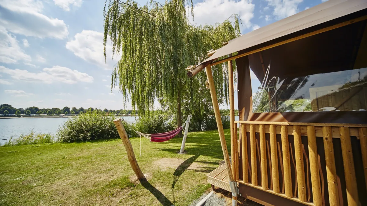 lakeview lodge met hangmat en uitzicht over water