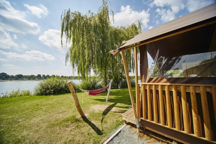 lakeview lodge met hangmat en uitzicht over water