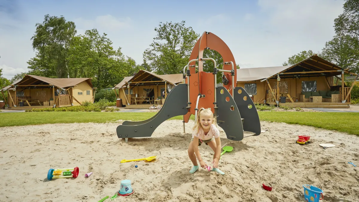 Ter Spegelt meisje in zandbak veld Lounge Lodge HR