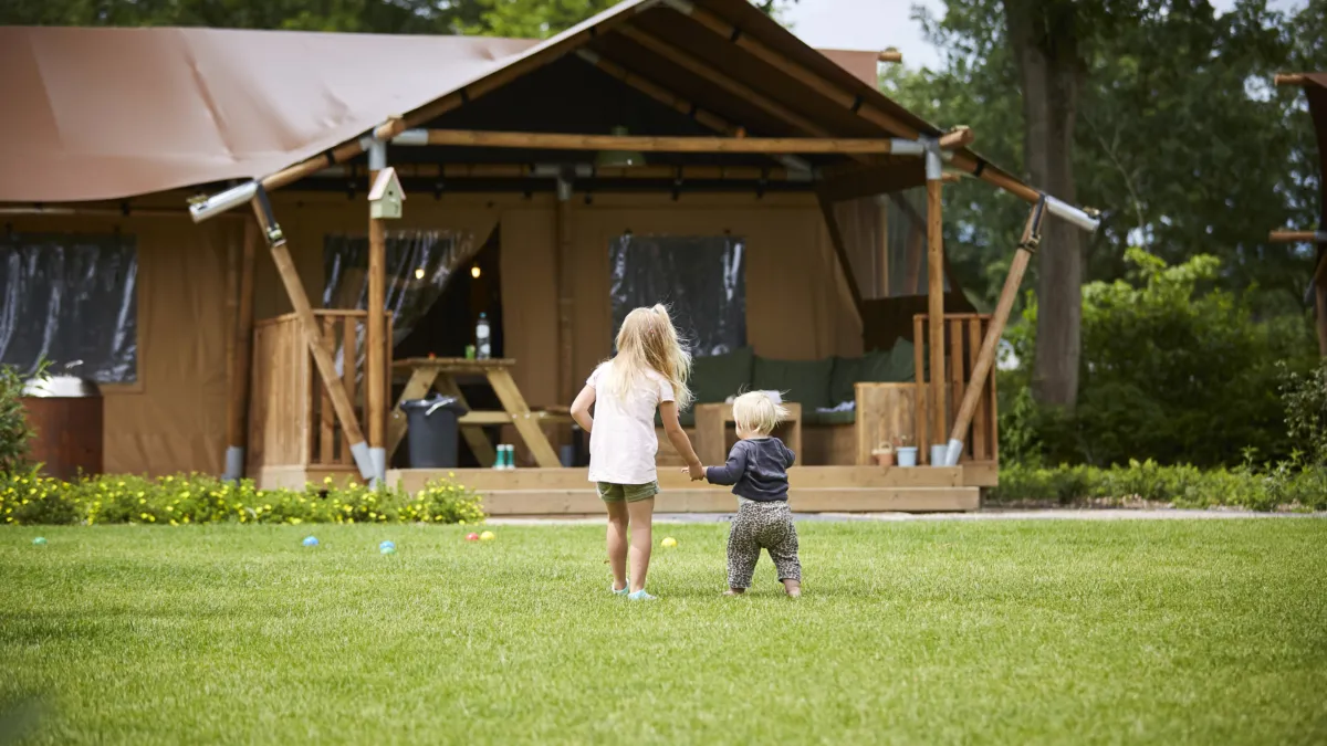 Ter Spegelt meisjes op veld Lounge Lodge HR