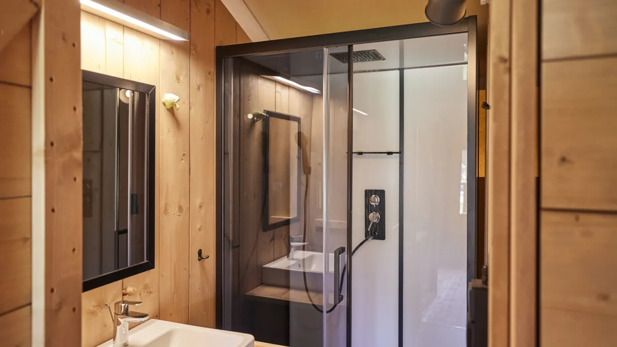 Ter Spegelt Lounge Lodge badkamer HR