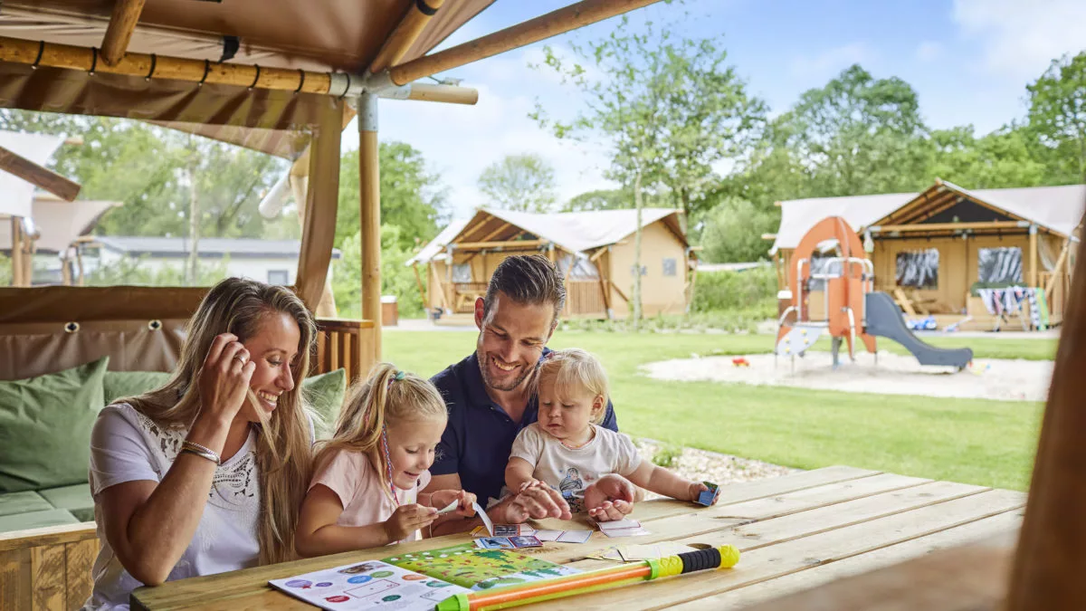 Ter Spegelt gezin picknicktafel Lounge Lodge HR