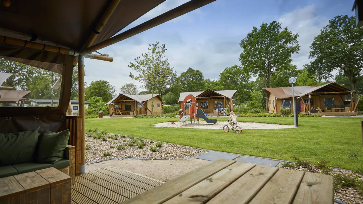 Ter Spegelt meisje met fiets op veld Lounge Lodge HR