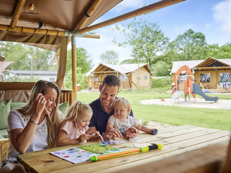 Ter Spegelt gezin picknicktafel Lounge Lodge HR