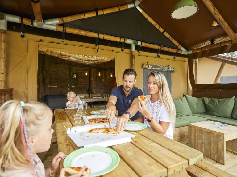 Ter Spegelt gezin pizza eten Lounge Lodge HR