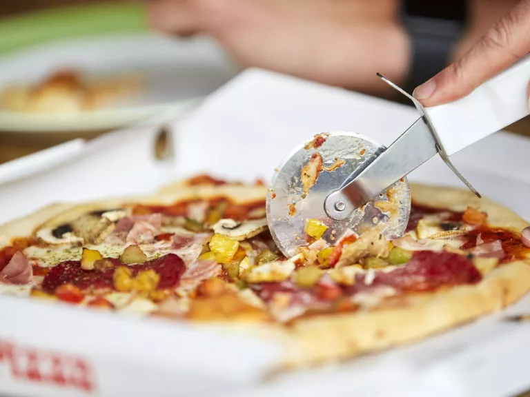 Ter Spegelt pizza snijden Lounge Lodge HR