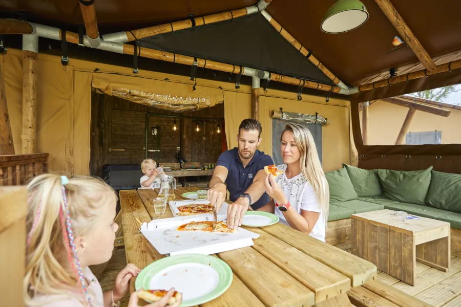 Ter Spegelt gezin pizza eten Lounge Lodge HR