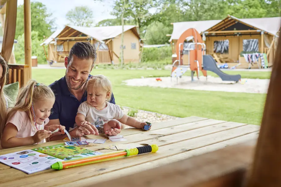 TerSpegelt gezin picknicktafel LoungeLodge - homepage