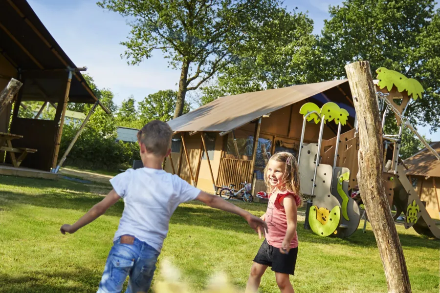 OutbackLodge Comfort jongen en meisje spelen