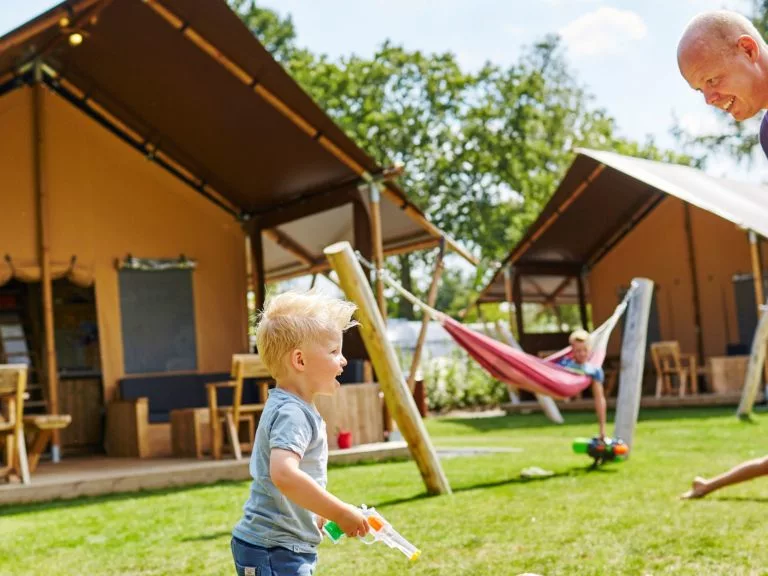 OutbackLodge vader en zoontje spelen