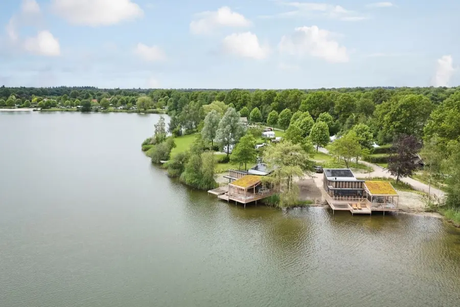 Panorama chalets aan het water