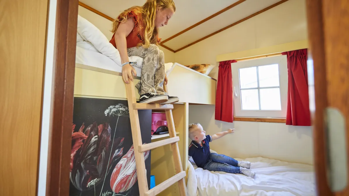 Ter Spegelt jongen en meisje slaapkamer Verandachalet HR