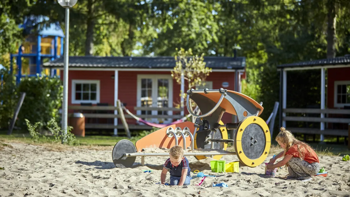 Ter Spegelt jongen meisje speeltuin Verandachalet HR