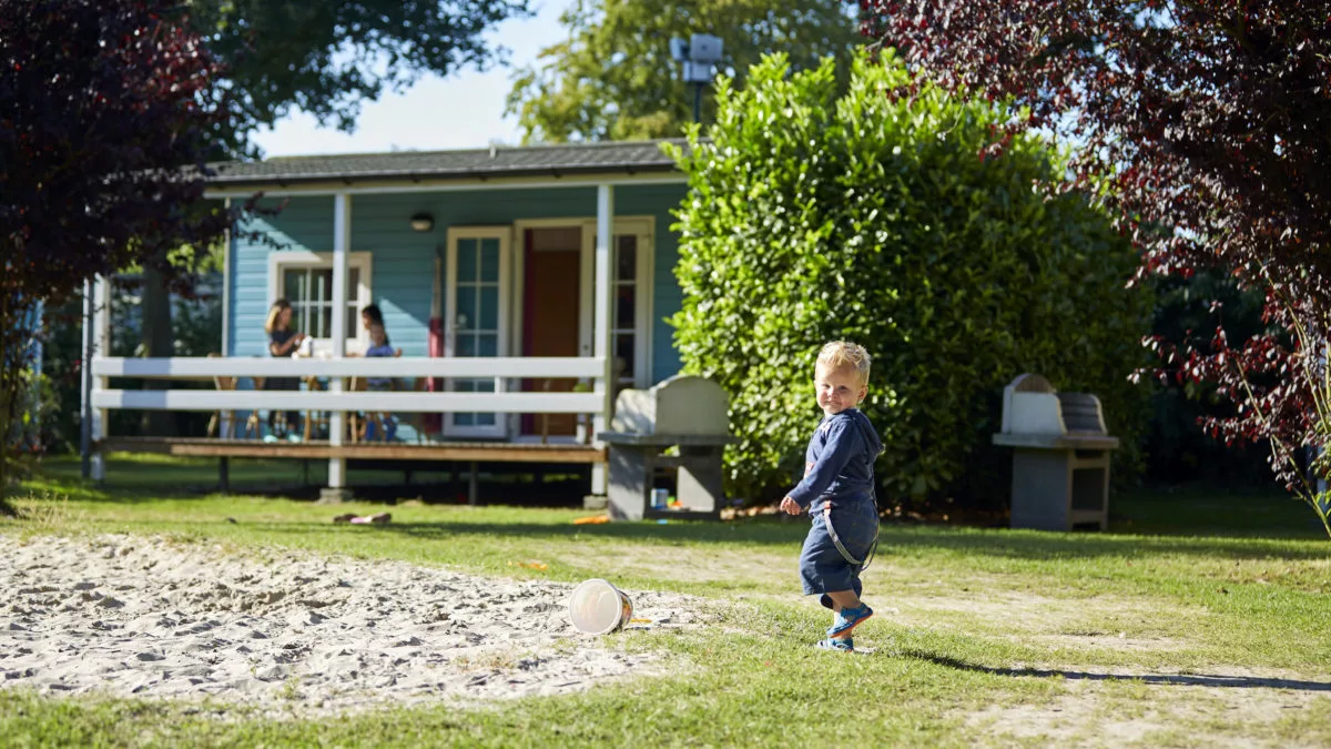 VerandaChalet jongetje speeltoestel