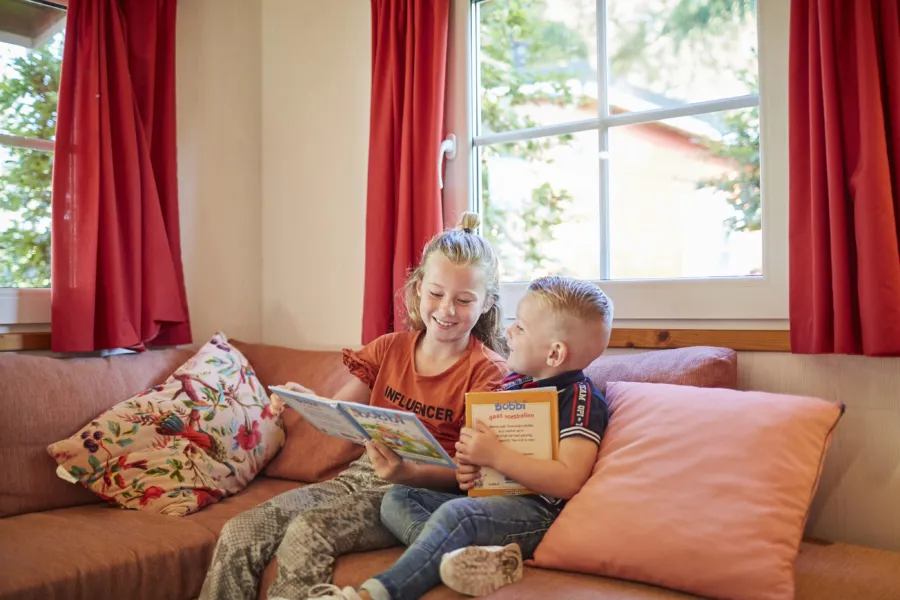 TerSpegelt kinderen op de bank VerandaChalet