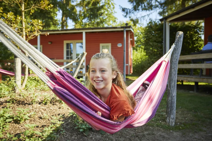 TerSpegelt meisje in hangmat VerandaChalet