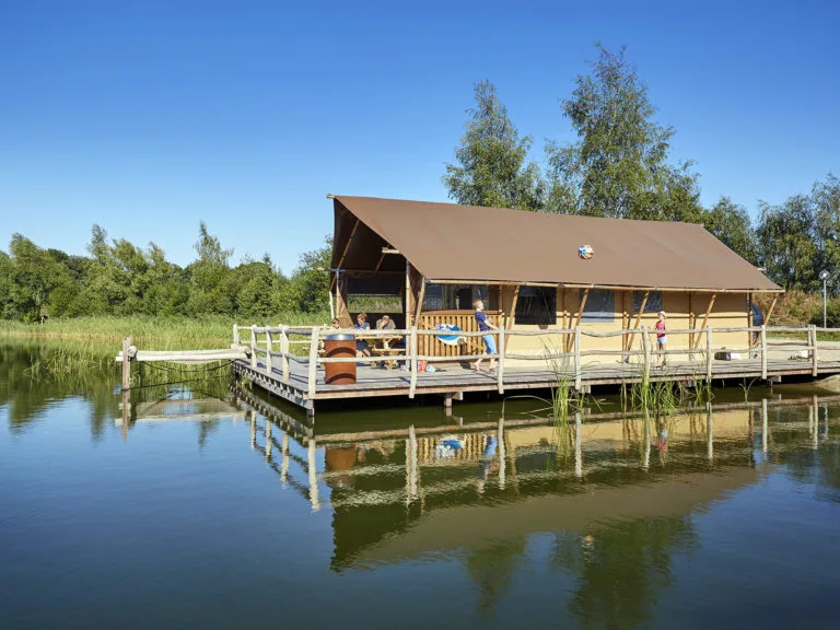 WaterLodge aanzicht met water TerSpegelt