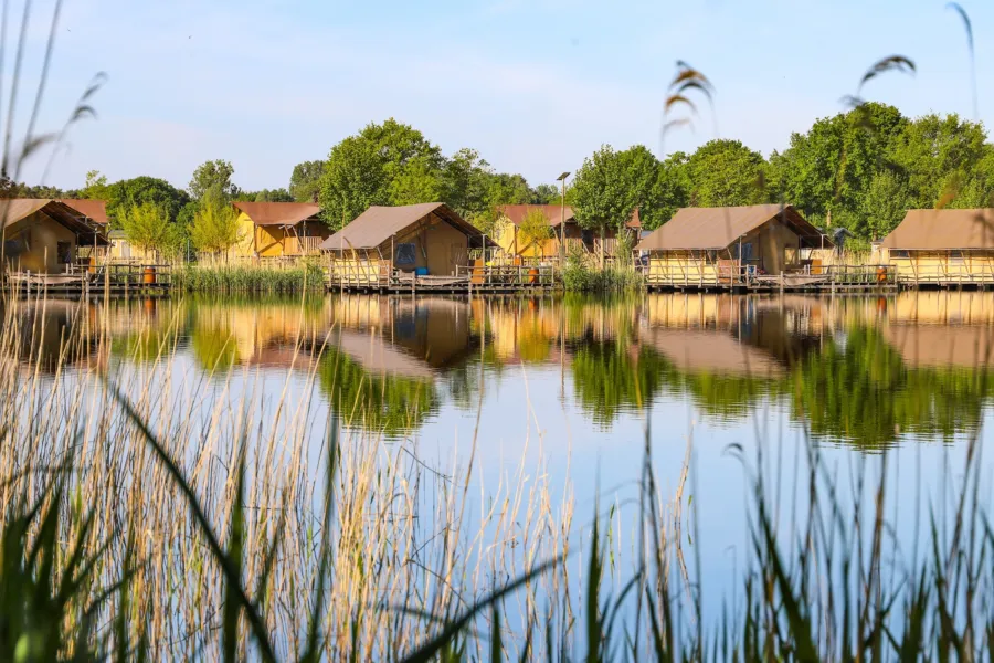 TerSpegelt WaterLodge overzicht over water