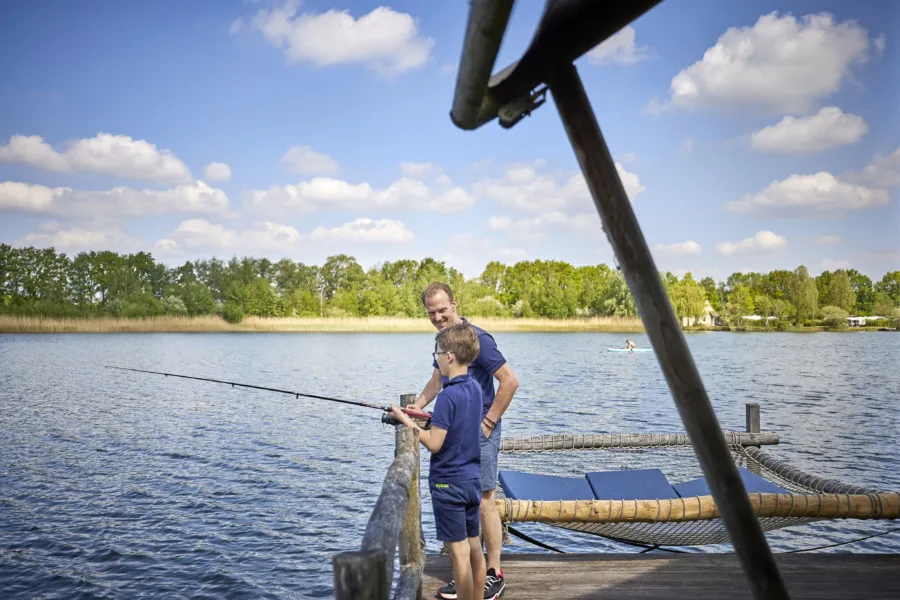 Vader en zoon vissen Water Lodge HR gedraaid