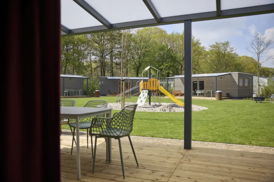 Chalets veld 44 uitzicht op terras en speeltoestel