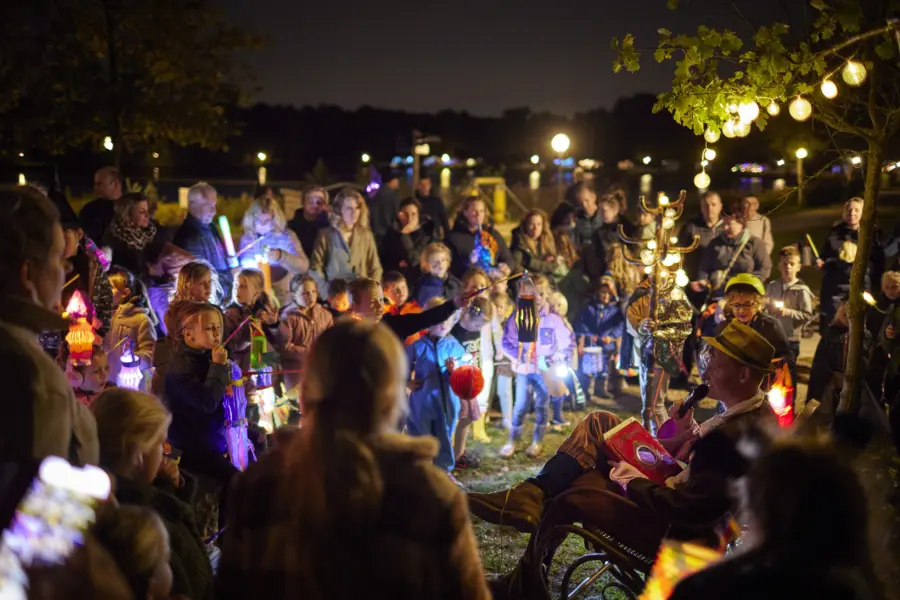 Ter Spegelt Lampionnentocht Kinderen luisteren naar verhaal LR