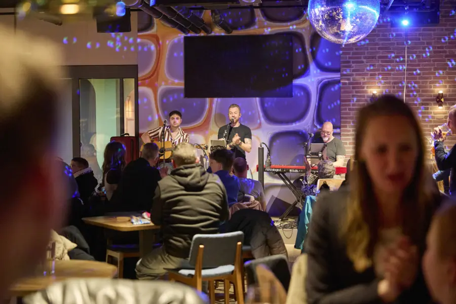 Bowling Pub Pub Night sfeer zangers close LR