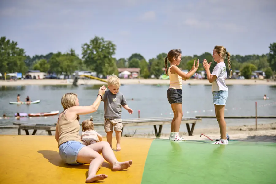 Ter Spegelt Airtrampoline meisjes gezin spelen LR