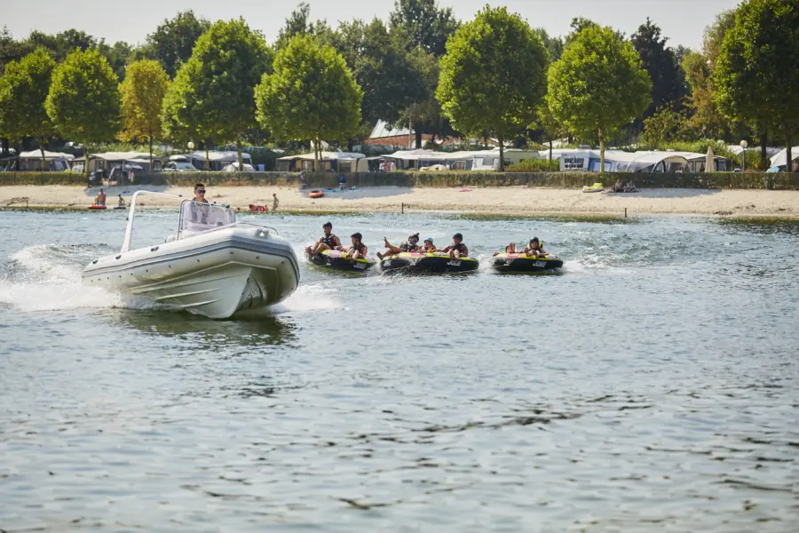 Kinderen in een band achter een speedboot
