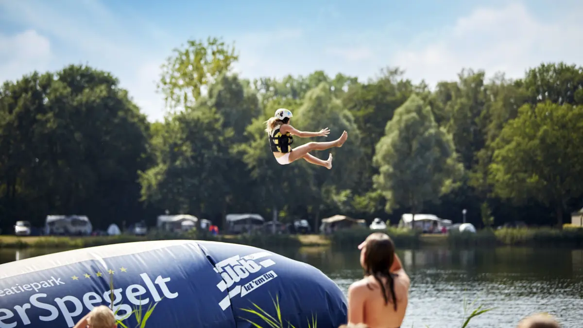 Meisje gaat van de blob af op TerSpegelt