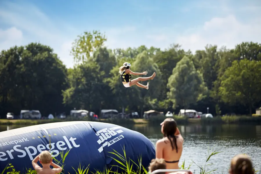 Meisje gaat van de blob af op TerSpegelt